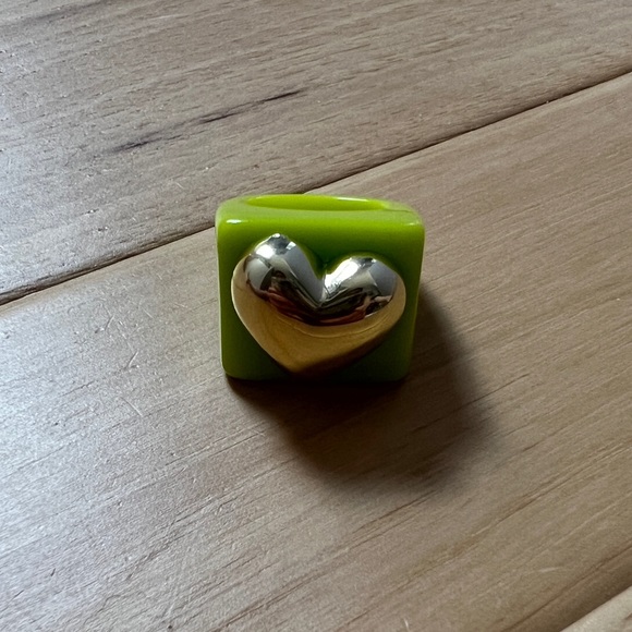 Resin Ring with gold toned heart, Size 9.5 - Picture 4 of 4